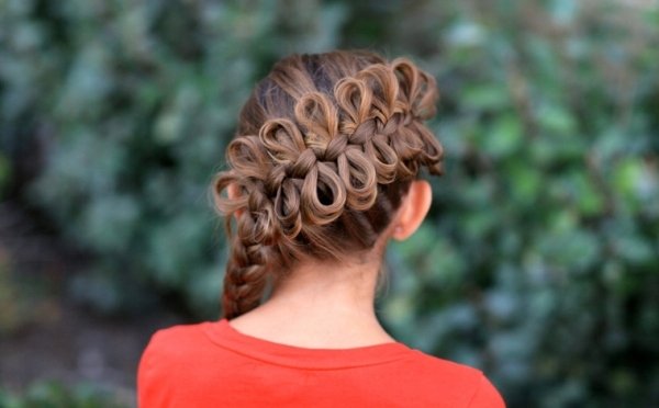 Loops de penteado trançado atraentes de ideias de cabelo com os lados trançados achatados