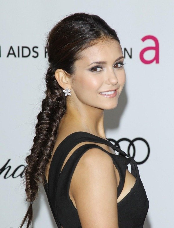 Nina Dobrev penteado trançado espinha de peixe para cabelos longos