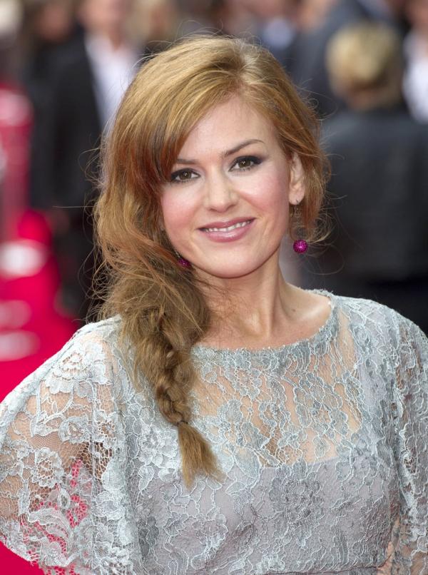 Penteados no tapete vermelho Isla Fisher trançado penteado casual para o lado