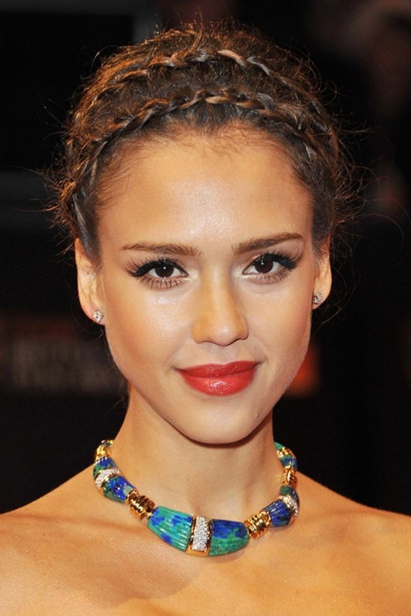 jessica alba penteado trançado brilho labial colar vermelho forte etno look