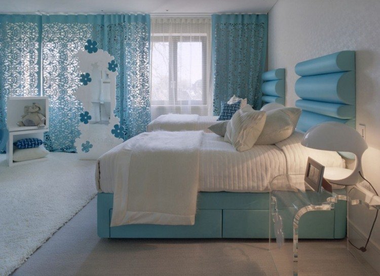 quarto-cama-cabeceira-ideias-estofado-cortinas-filigrana-branco-azul