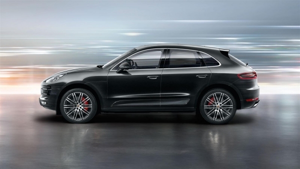 vista lateral preta turbo porsche macan