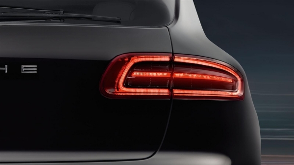 2015, visão traseira das luzes traseiras da Porsche Macan