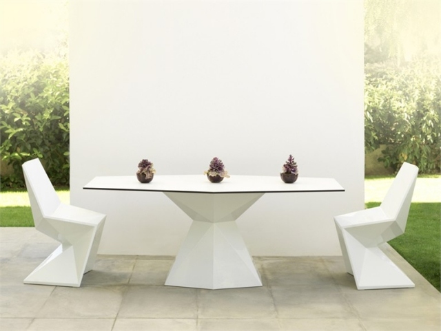 mesa de jardim forma escultural branca VERTEX VONDOM