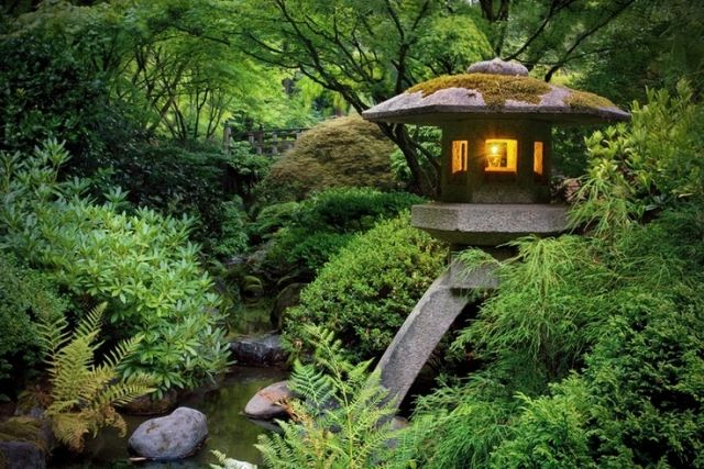 Projeto de jardim em estilo japonês com casa de chá com detalhes zen