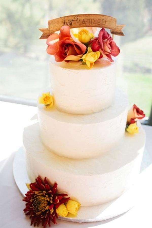 flores decoradas com bolo de casamento rosa e branco