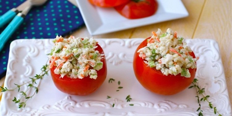 tomate-recheado-camarão-salada-abacate