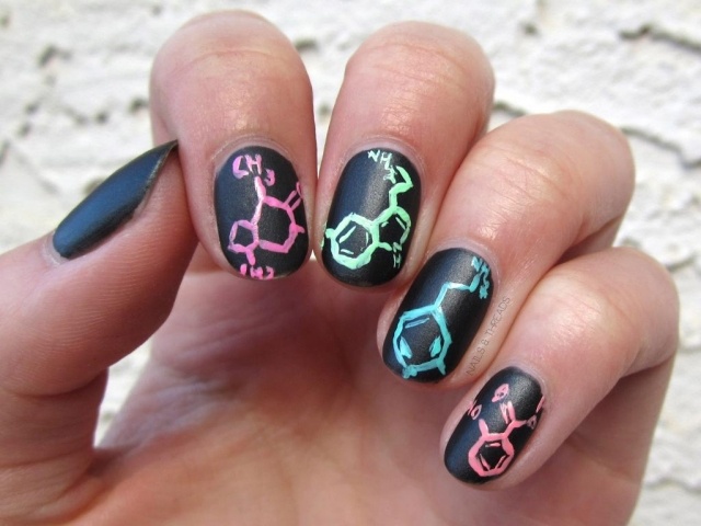 Nail-design-school-motifs-colorful-chemical-links