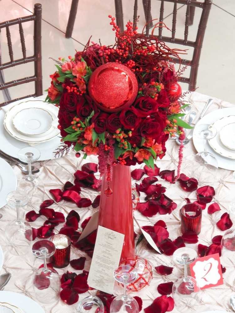 decorações de mesa-idéias-casamento na época do Natal rosas vermelhas-flores-bagas-vaso de vidro