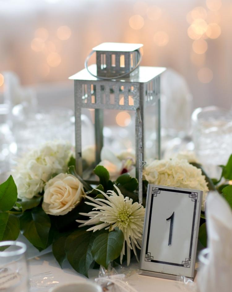 mesa decoração-ideias-casamento-natal-hora-flores-brancas-lanterna de metal