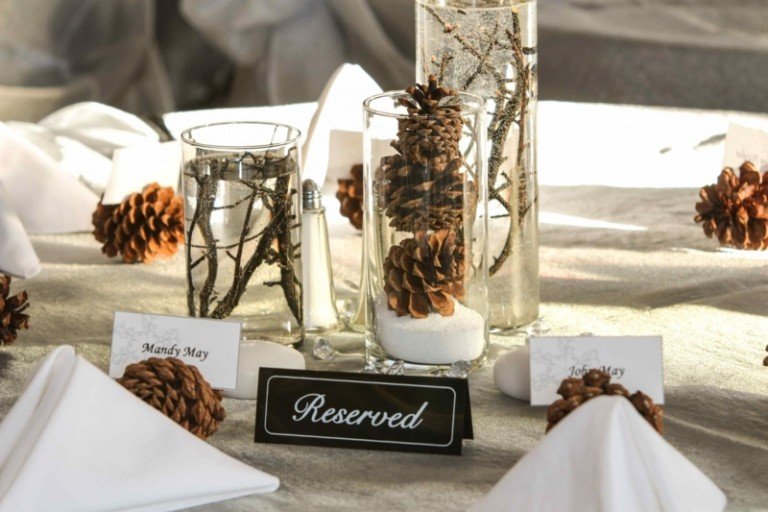 decoração de casamento de inverno lanternas neve artificial pinhas ramos decoração de mesa