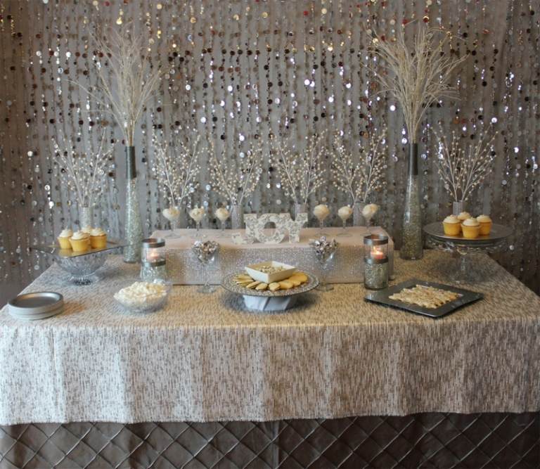 casamento inverno decoração sobremesa mesa ramos brancos avestruzes cortina de brilho