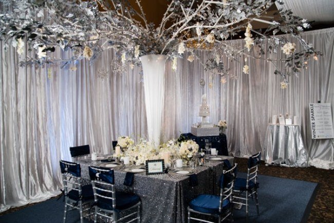 elegante-decoração-casamento-inverno-restaurante-até-chão-cortinas-brilhante-metálico-árvore-artificial