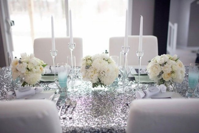 ideias-casamento-inverno-mesa-decoração-toalha de mesa-prata-brilhante-castiçal-cristal