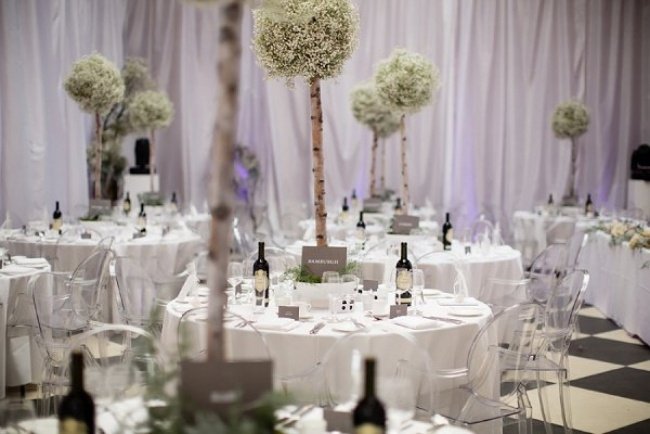 restaurante-decoração-ideias-casamento-toalhas-brancas-toalhas-transparentes-cadeiras-plantas verdes