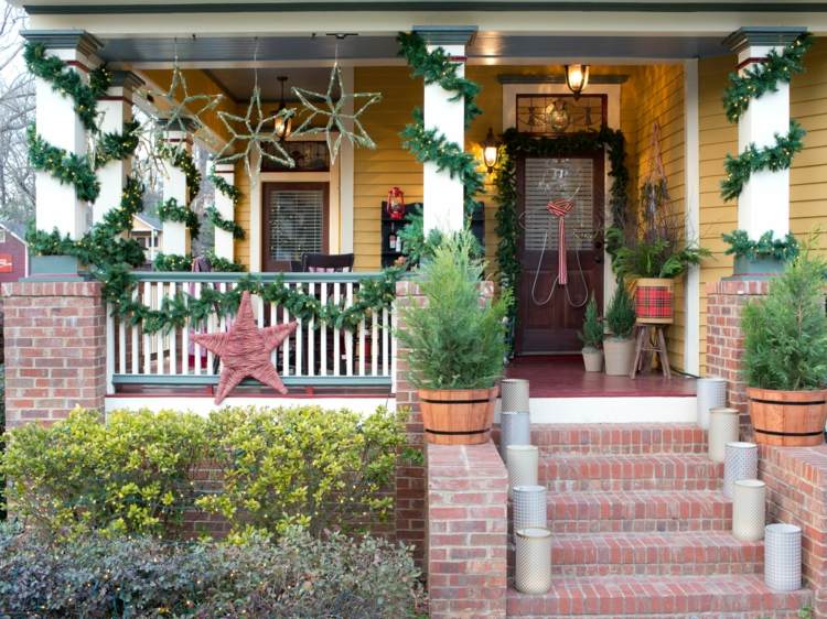 decoração de natal no jardim guirlandas pilares alpendre ideias estrelas