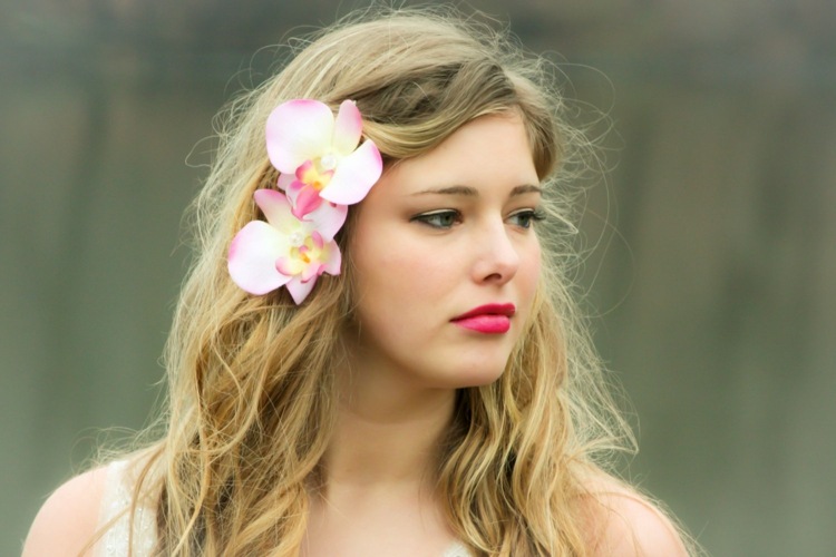 penteado casual noiva aberto com flores de orquídeas rosa