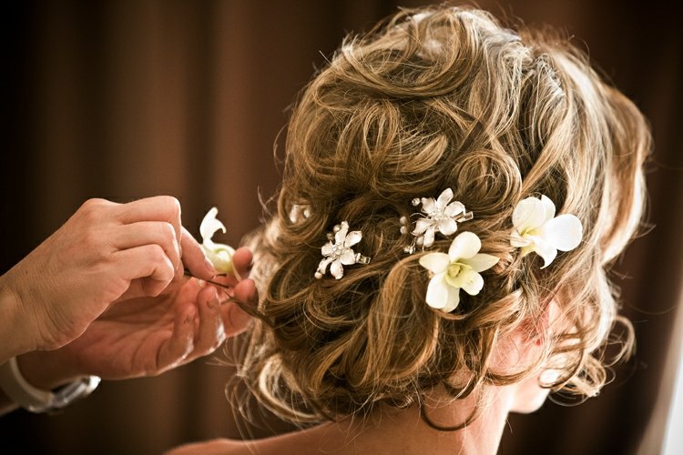 penteado estiloso noiva orquídeas mini updo branco