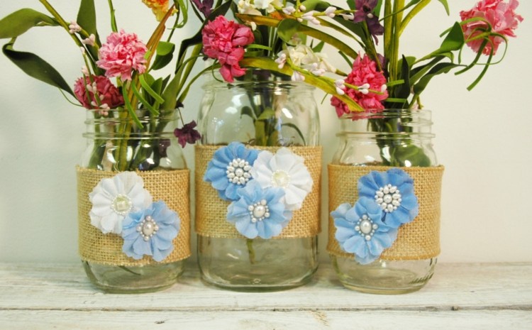 ideias-para-decoração-primavera-vasos-pedreiro frascos-design-serapilheira-azul-flores-branco-têxtil