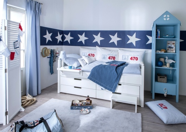 Quarto-cama-criança-com-cama-armazenamento-estrela-parede-borda-branco-azul escuro