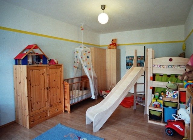 quarto infantil-parede-bordas-amarelo-cama-loft-com-madeira-slides-tecidos