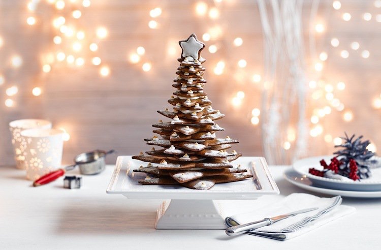 Árvore de Natal feita de biscoitos de gengibre com esmalte branco