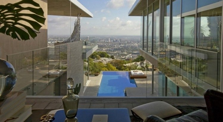 luxo-casa-Blue-Jay-Way-view-pool-city-day