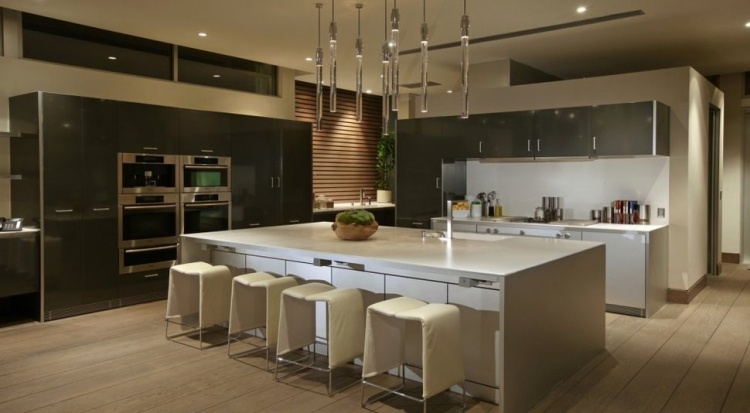 Casas de luxo Blue-Jay-Way-kitchen-kitchen-island-white-black