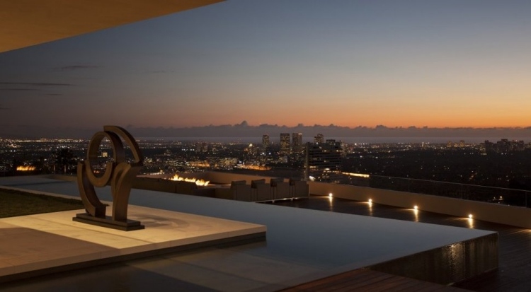 Casas luxuosas ao pôr-do-sol-à-noite-cidade-luzes-piscina-infinita-escultura