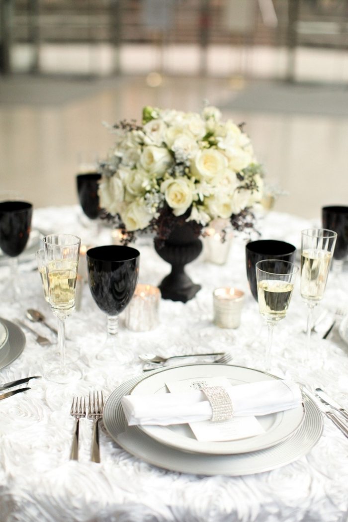 decoração de mesa-casamento-preto-branco-preto-vidro-rosas brancas