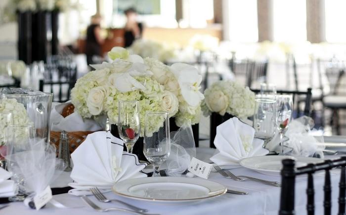 decoração de mesa-casamento-preto-branco-branco-arranjos de flores