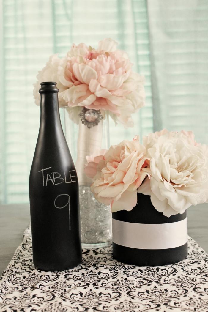 mesa decoração-casamento-preto-branco-mesa-número-mesa-cor-garrafa de vinho