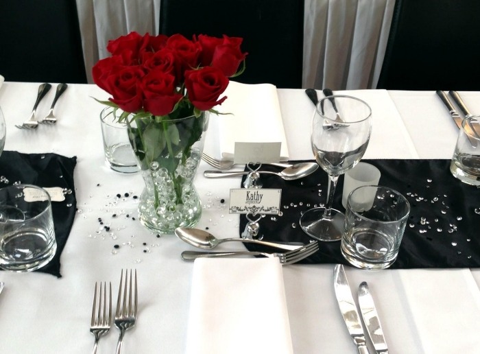 decoração de mesa-casamento-preto-branco-cristais-rosas vermelhas