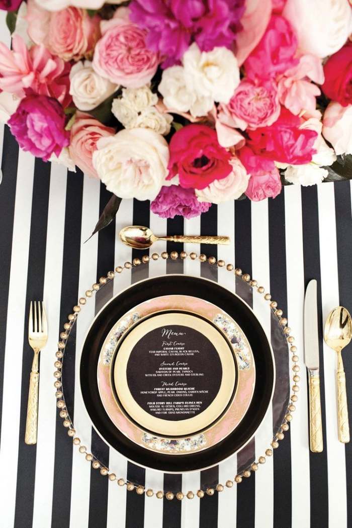 decoração de mesa-casamento-preto-branco-ouro-rosa-flores