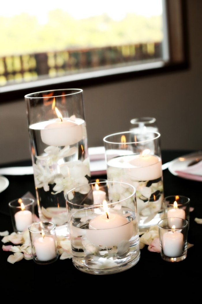 decoração de mesa-casamento-preto-branco-vasos de vidro-velas flutuantes-rosas brancas