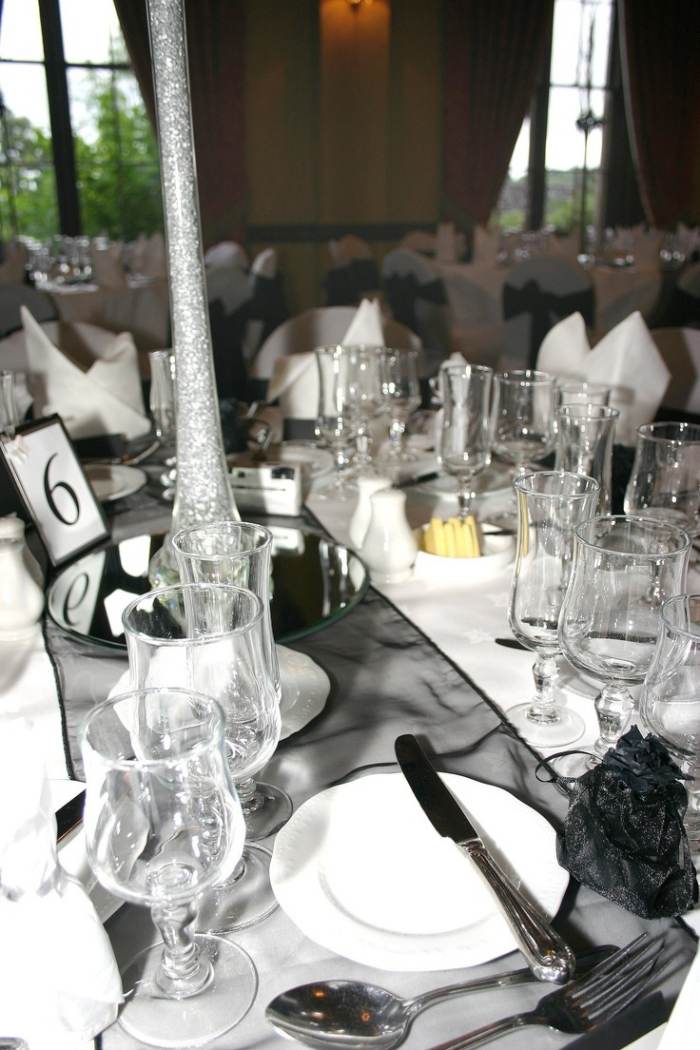 corredor-mesas-de-casamento-preto-branco-deco-preto-tigela-mesa