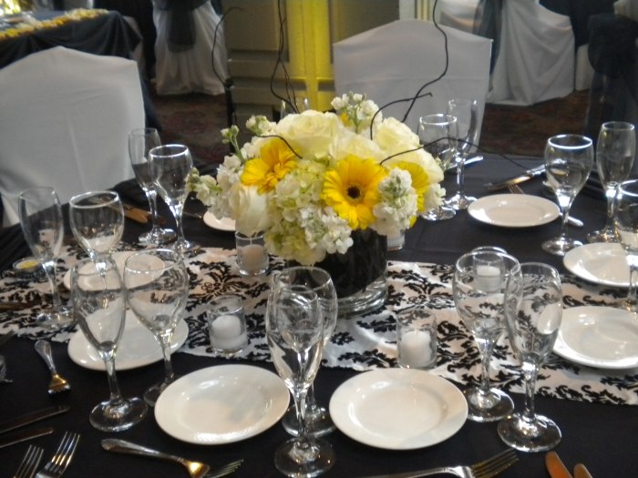 casamento-mesas-preto-branco-decoração-mesas-redondas-flores amarelas