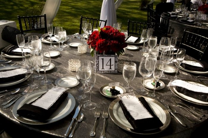 casamento-mesas-preto-branco-decoração-mesa-redonda-flores vermelhas