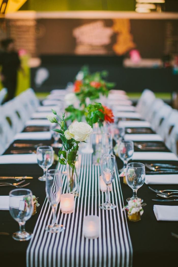 Mesas de casamento em preto e branco deco-longa-mesa-listrado-mesa corredor