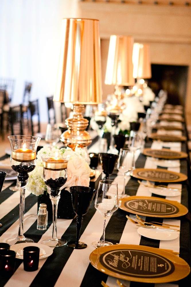 casamento-mesas-preto-branco-decoração-listrado-toalha de mesa-pratos de ouro