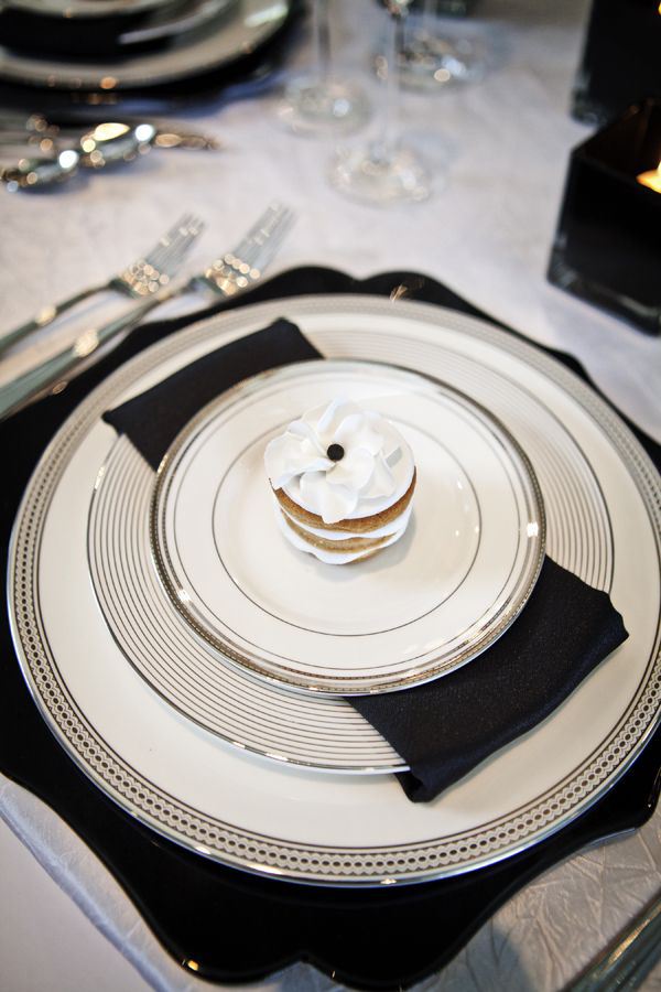 decoração de mesa-casamento-preto-branco-placa-borda prateada