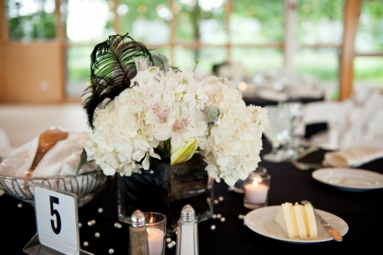 mesas de casamento em flores preto e branco com acento de penas sobremesa número da mesa