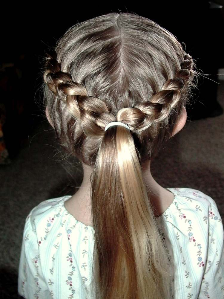 girl-hairstyles-creative-french-trança-two-side-hair