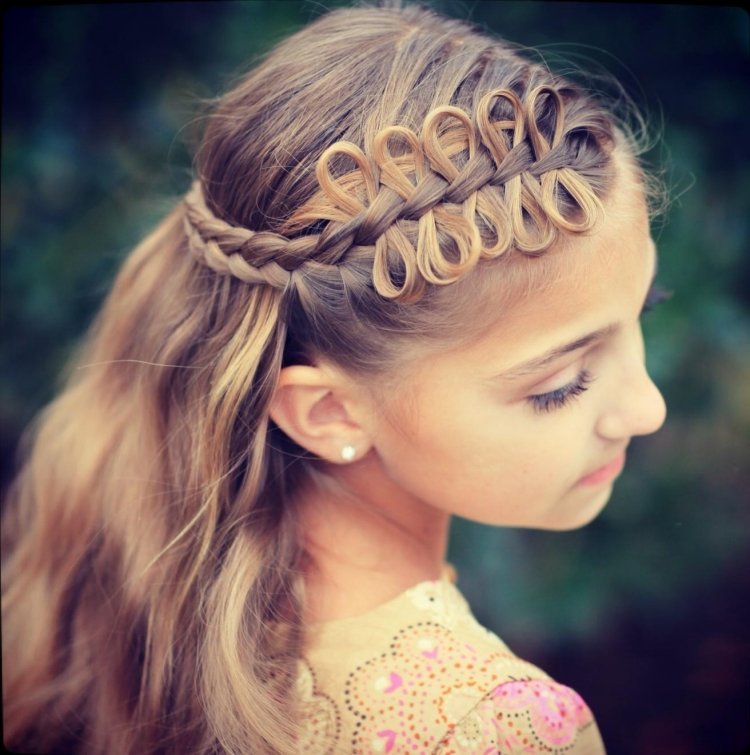 cabelo feminino trançado na frente do cabelo trançado de maneira criativa