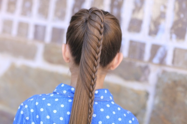 girl-hairstyles-creative-ponytail-high-trança-pequena-lateral-moderna-blusa-pontas