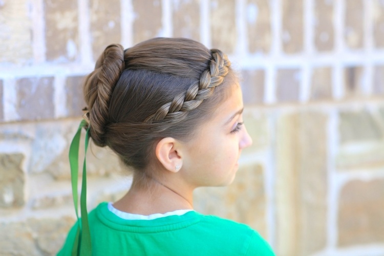 garota-penteados-criativo-rabo-de-cavalo-frente-atrás-peg-penteado-parede de pedra