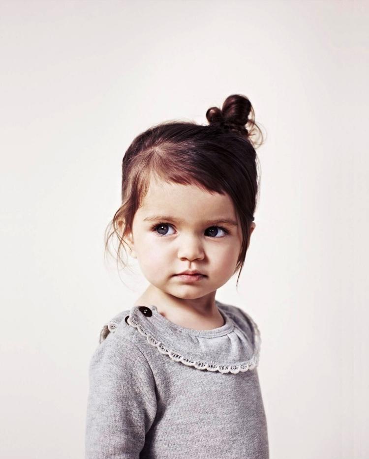 girl-hairstyles-creative-sideways-small-child-pigtail-blusa-grey