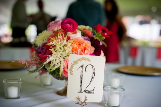 casamento-decoração-etiquetas-número-mesa-flores