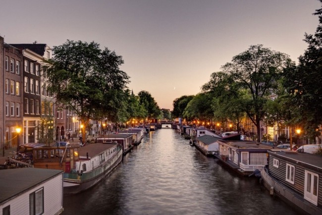 Veja os canais hotel de luxo v nesplein em amsterdã