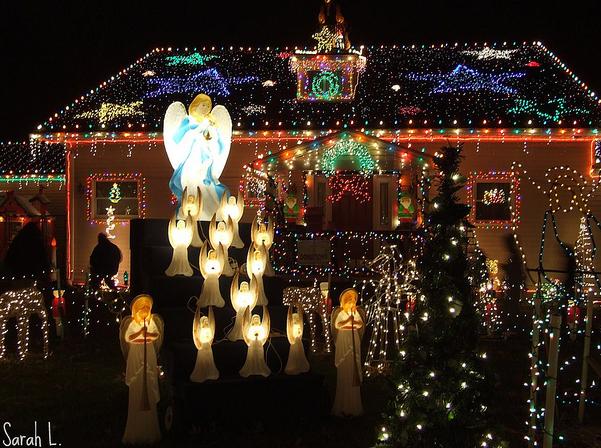 Decoração ao ar livre no jardim do coral de anjos de Natal